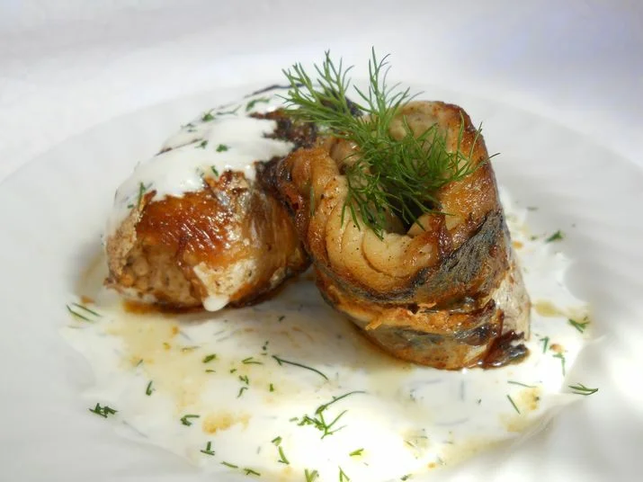 Mackerel rolls with sour cream and garlic sauce