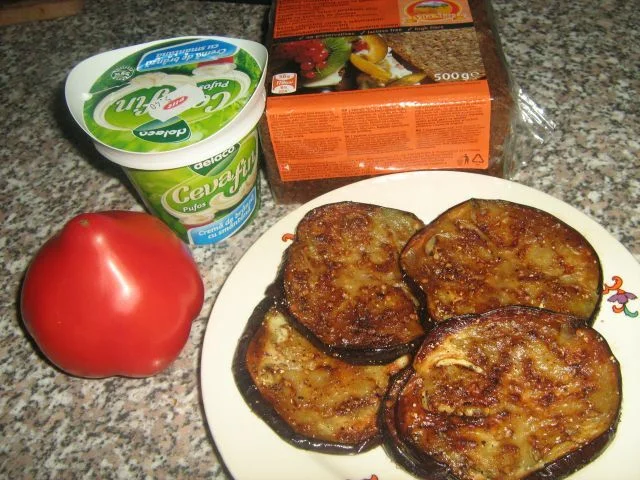 Sandwich with roasted eggplant