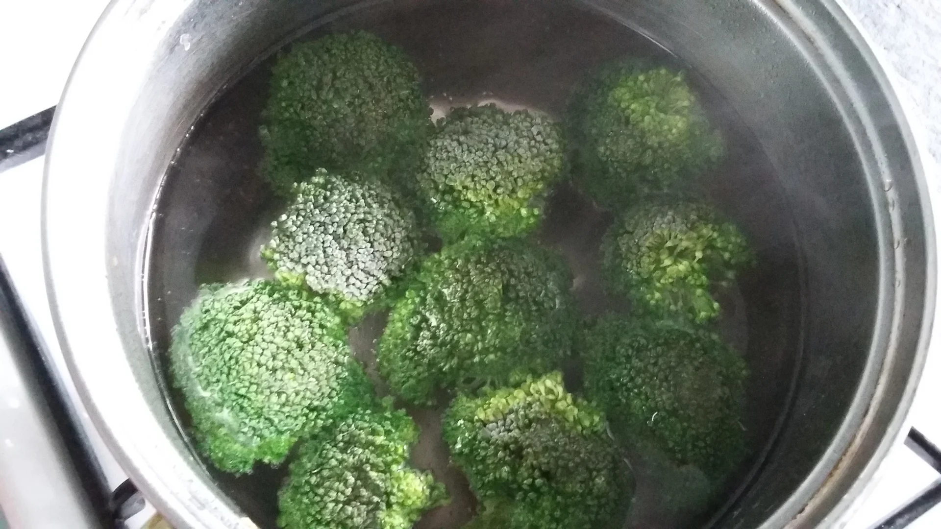 Pasta with broccoli and tomato sauce