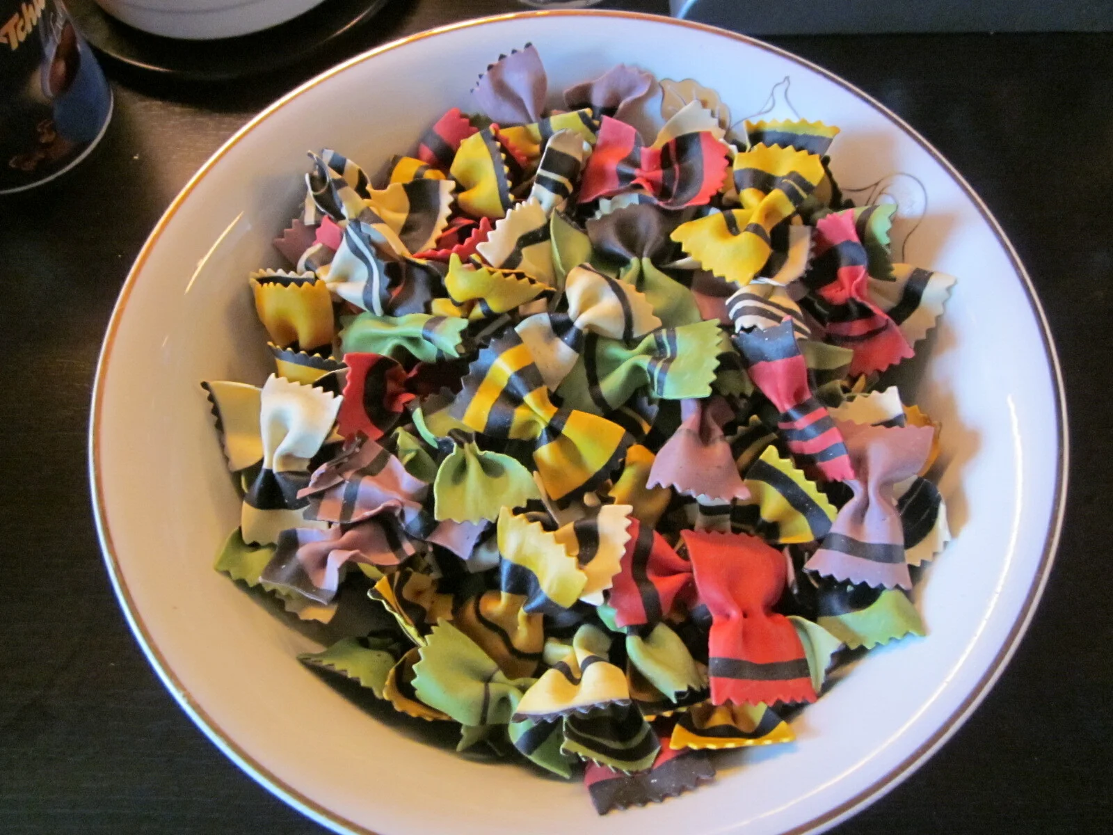 Milk core with salmon and colored pasta