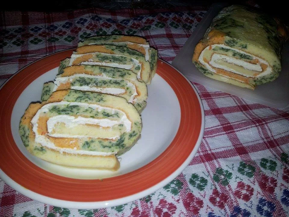 Tricolor roll filled with cheese cream