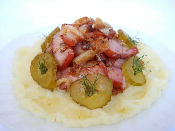 Ribs with onions on a bed of mashed potatoes