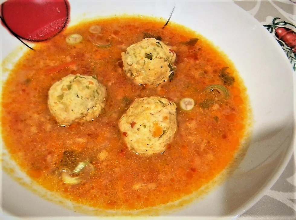Red soup with chicken meatballs