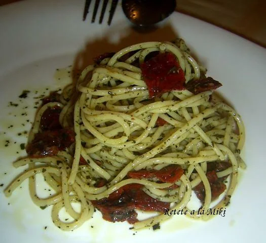 Spaghetti with sun-dried tomatoes and basil
