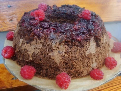 Gugelhopf with caramelized raspberries