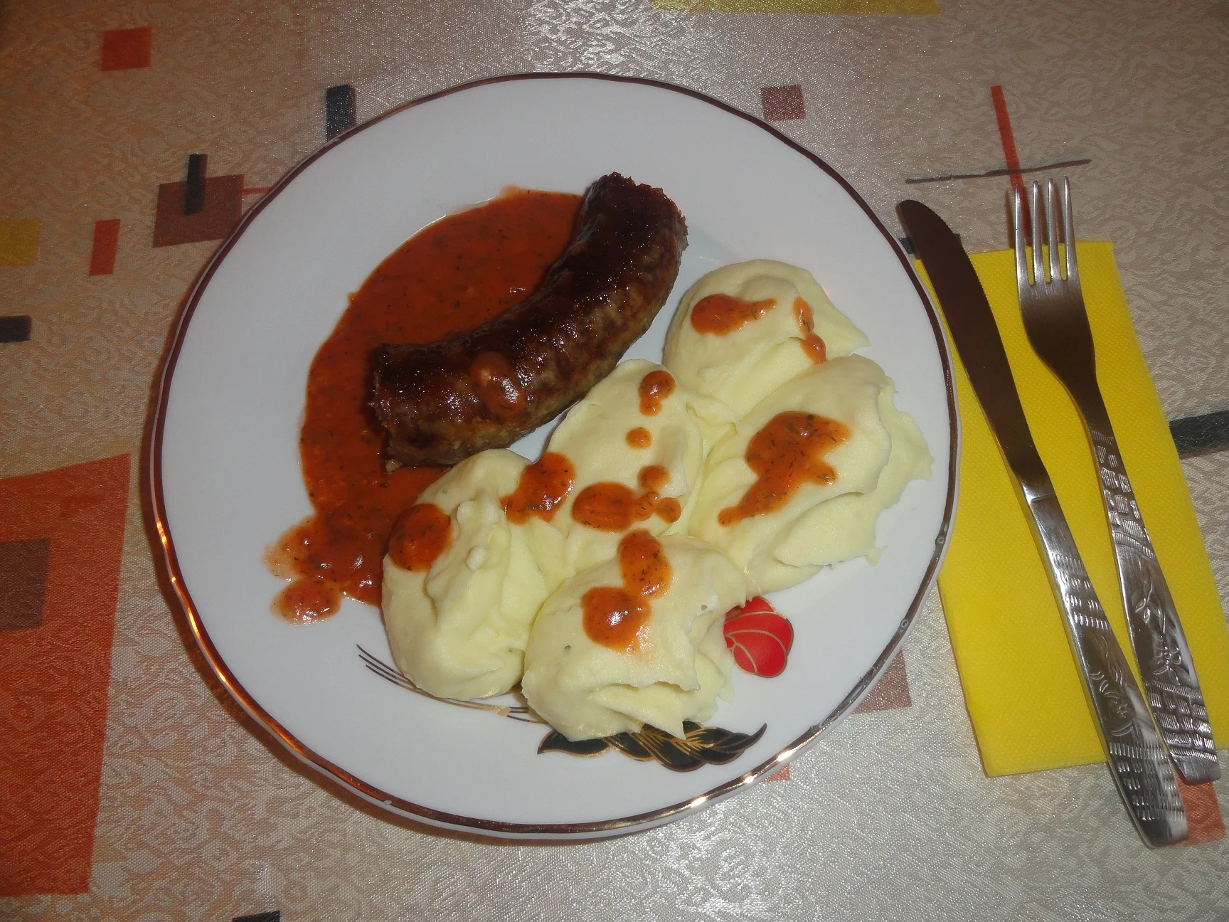 Mashed potatoes with fried sausages