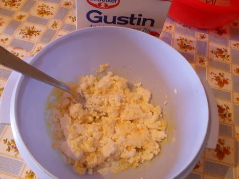 Cheese and coconut bomb cake