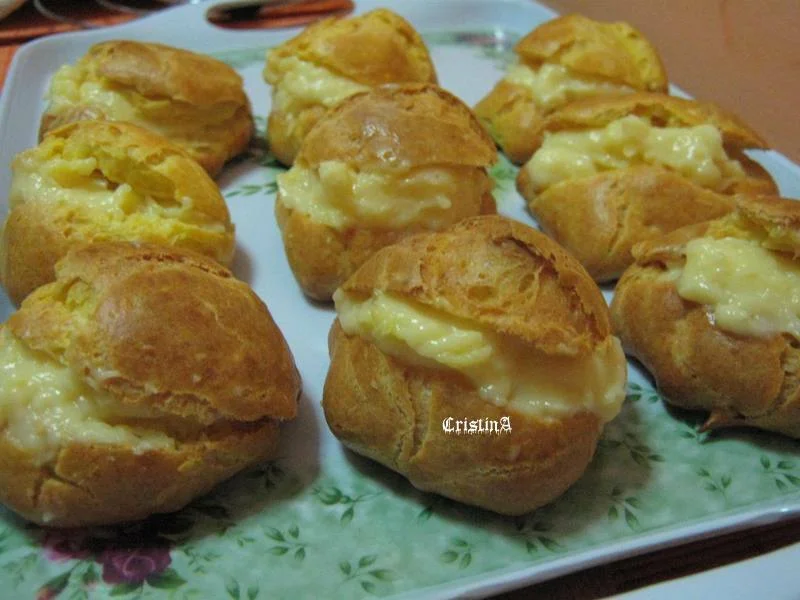 Eclairs with vanilla and chocolate pudding