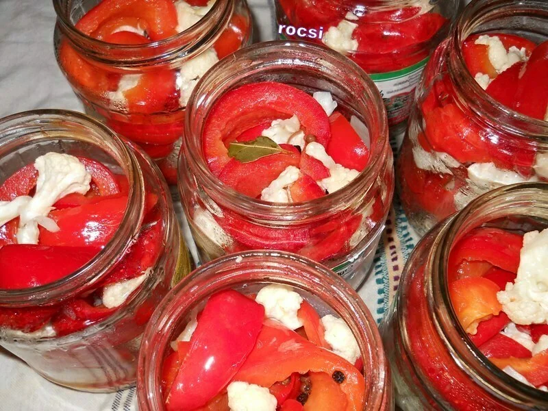 Pickled bell peppers with cauliflower