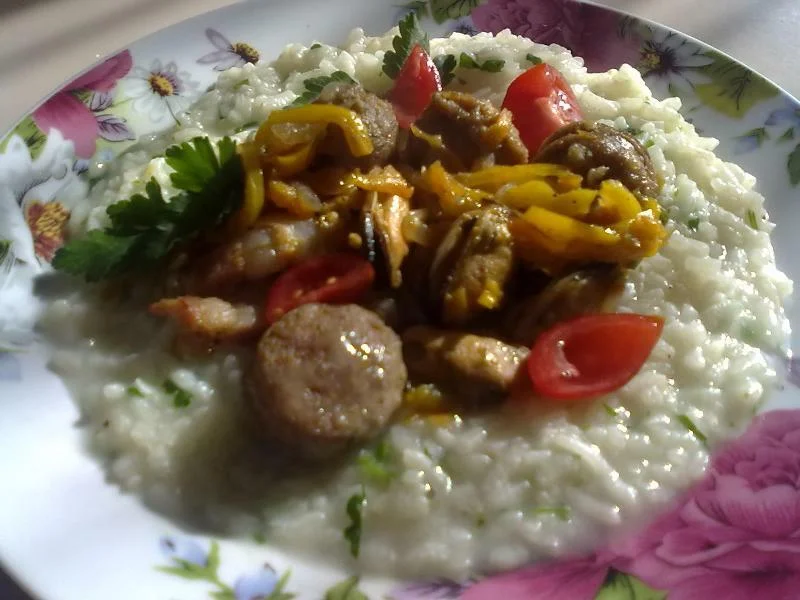 Rice with a mix of sausages and mussels