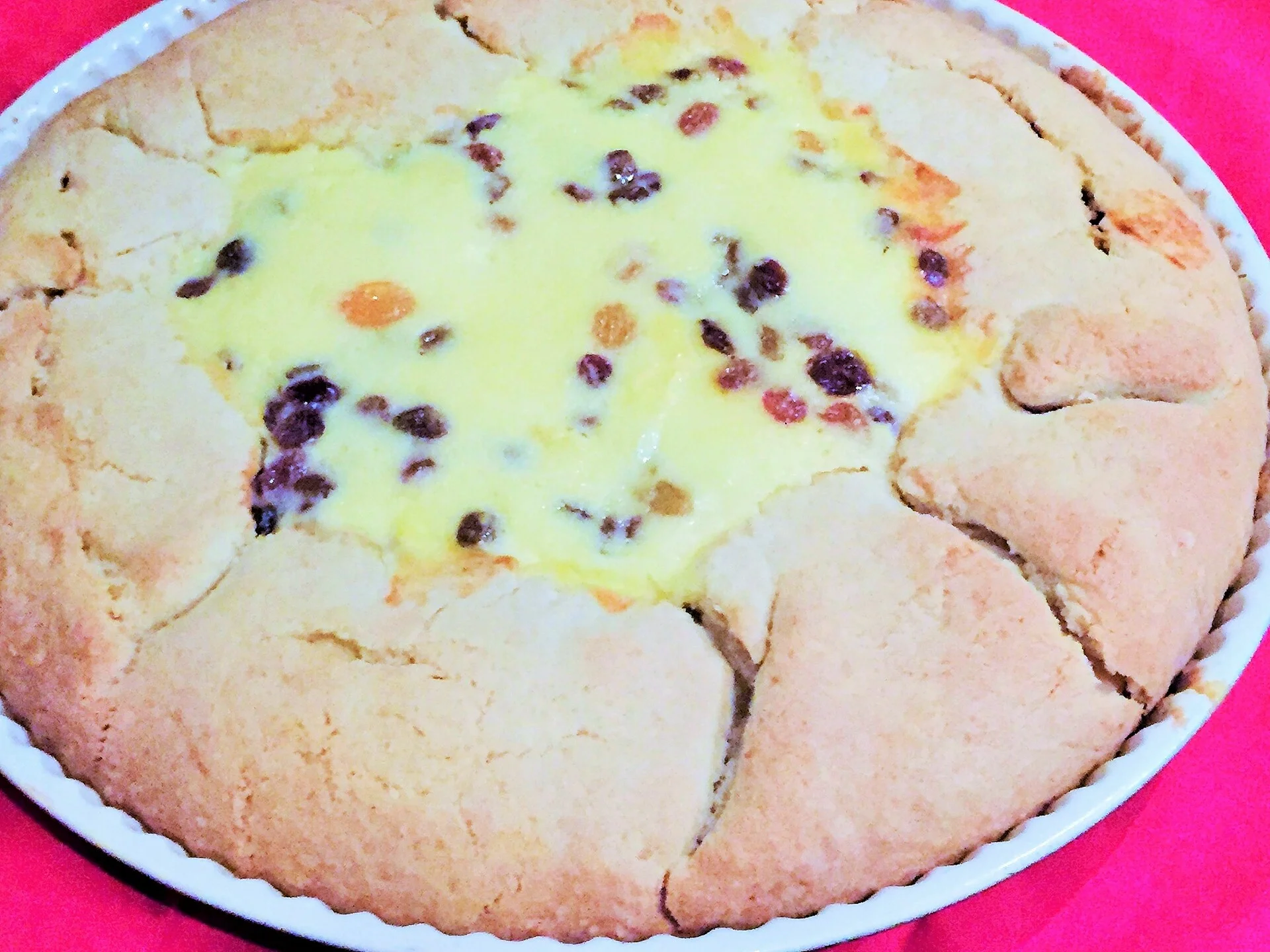 Rustic tart with sweet cheese and raisins